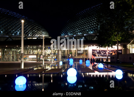 Äußere externe Ansicht der Esplanade Theater an der Bucht nachts beleuchtet, Marina Bay, Singapore Stockfoto