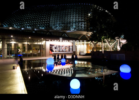 Äußere externe Ansicht der Esplanade Theater an der Bucht nachts beleuchtet, Marina Bay, Singapore Stockfoto