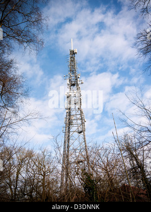 Kommunikation Turm mit vielen Antennen und Speisen vor blauem Himmel Stockfoto