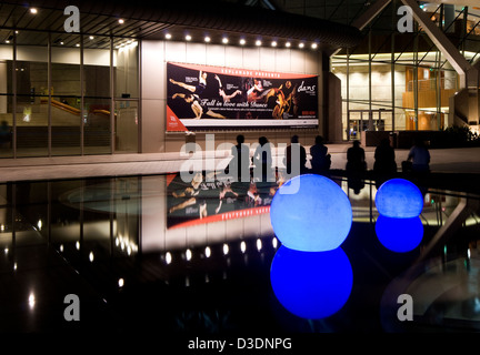 Äußere externe Ansicht der Esplanade Theater an der Bucht nachts beleuchtet, Marina Bay, Singapore Stockfoto