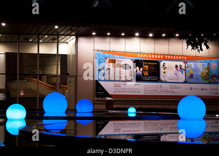 Äußere externe Ansicht der Esplanade Theater an der Bucht nachts beleuchtet, Marina Bay, Singapore Stockfoto