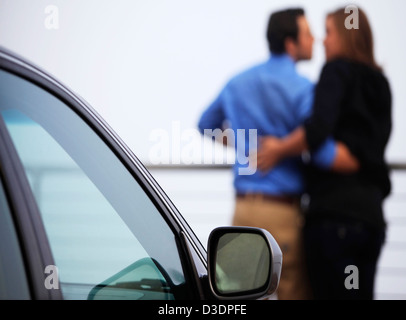 In der Liebe des Paares ist dunkel, das Auto in einer Zone der Schärfe Stockfoto