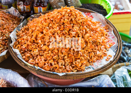 asiatische getrocknete Garnelen im Kep-Markt Kambodscha Stockfoto