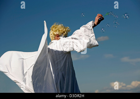 Engel mit Seifenblasen auf dem Hintergrund des Himmels Stockfoto