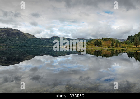 Spiegel wie Reflexionen, Loch Duich, Schottland Stockfoto