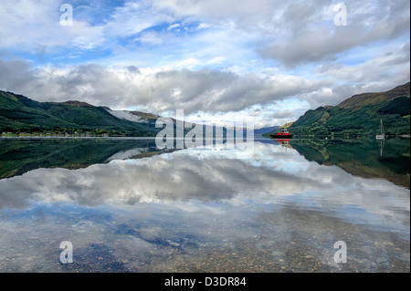 Spiegel wie Reflexionen, Loch Duich, Schottland Stockfoto