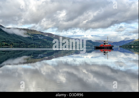 Spiegel wie Reflexionen, Loch Duich, Schottland Stockfoto