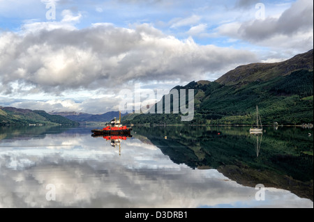 Spiegel wie Reflexionen, Loch Duich, Schottland Stockfoto