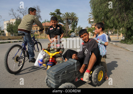 Nicosia, türkischen Republik Nordzypern, Jungs spielen auf der Straße Stockfoto