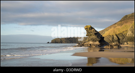 Carreg Bicca, Llangrannog, West Wales, Ceredigion, Strand, Wellen Sand Küstenpfad Bucht Urdd Wolken Küstenpfad Strickjacke Meeresbucht Stockfoto