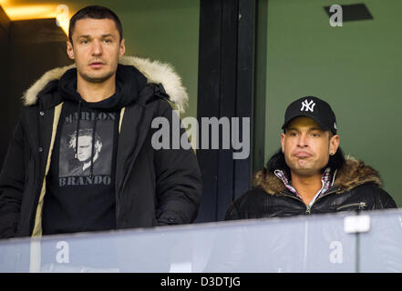 Hoffenheim Sejad Salihovic (L) und Torhüter Tim Wiese gehen die Stände vor dem deutschen Budnesliga-Fußball-Spiel zwischen TSG 1899 Hoffenheim Vs VfB Stuttgart im Rhein-Neckar-Arena in Sinsheim, Deutschland, 17. Februar 2013. Foto: UWE ANSPACH (Achtung: EMBARGO Bedingungen! Die DFL ermöglicht die weitere Nutzung der nur bis zu 15 Bilder (keine Sequntial Bilder oder Video-ähnliche Reihe der Bilder erlaubt) über das Internet und Online-Medien während des Spiels (einschließlich Halbzeit), im Stadion oder vor dem Start des Spiels entnommen. Die DFL erlaubt die uneingeschränkte Übertragung Stockfoto