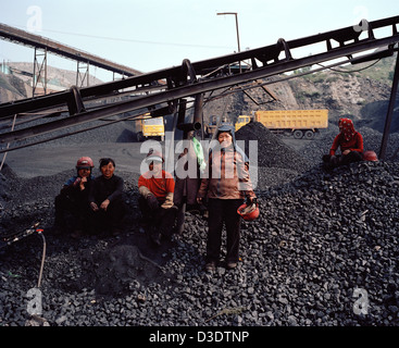 DATONG, Provinz SHANXI, CHINA - AUGUST 2007: Arbeitnehmerinnen Kohle machen Sie eine Pause von der Sortierung von Kohle zu Kohle mine und Lieferung Bahnhof. Stockfoto