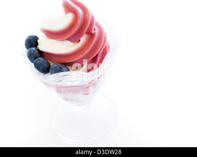 Tasse Soft-dienen gefrorenen Joghurt auf weißem Hintergrund. Stockfoto