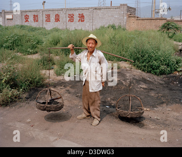 DATONG, Provinz SHANXI, CHINA - AUGUST 2007: Cao Xian Guo, 70 kommen hier jeden Fetzen von Kohle zu sammeln Stockfoto