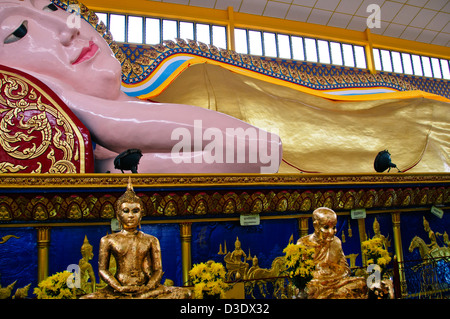 Thai Buddhistisch "Wat Chaiya Mangkalaram Tempel" Gehäuse Gold plattiert, liegenden Buddha und Bestattung Asche Kammern unter, Penang, Malaysia Stockfoto