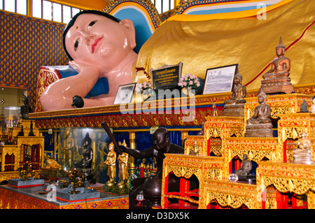 Thai Buddhistisch "Wat Chaiya Mangkalaram Tempel" Gehäuse Gold plattiert, liegenden Buddha und Bestattung Asche Kammern unter, Penang, Malaysia Stockfoto