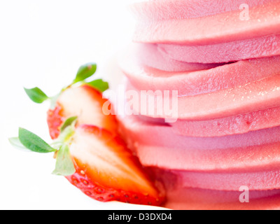 Tasse Soft-dienen gefrorenen Joghurt auf weißem Hintergrund. Stockfoto
