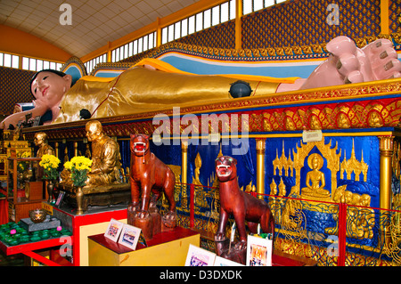 Thai Buddhistisch "Wat Chaiya Mangkalaram Tempel" Gehäuse Gold plattiert, liegenden Buddha und Bestattung Asche Kammern unter, Penang, Malaysia Stockfoto