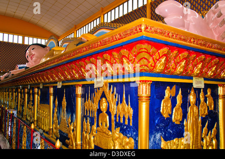 Thai Buddhistisch "Wat Chaiya Mangkalaram Tempel" Gehäuse Gold plattiert, liegenden Buddha und Bestattung Asche Kammern unter, Penang, Malaysia Stockfoto