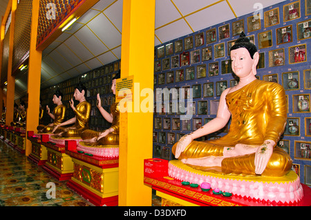 Thai Buddhistisch "Wat Chaiya Mangkalaram Tempel" Gehäuse Gold plattiert, liegenden Buddha und Bestattung Asche Kammern unter, Penang, Malaysia Stockfoto