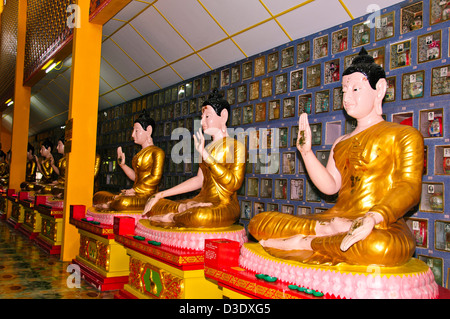 Thai Buddhistisch "Wat Chaiya Mangkalaram Tempel" Gehäuse Gold plattiert, liegenden Buddha und Bestattung Asche Kammern unter, Penang, Malaysia Stockfoto