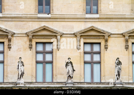 Blick auf die schönen Statuen befindet sich im Museum des Louvre in Paris, Frankreich Stockfoto