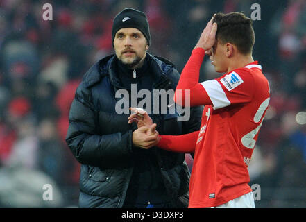 Trainer Thomas TUCHEL (l. / FSV Mainz) Und Adam SZALAI (FSV Mainz) Enttaeuscht Nach Spielende.  Fussball-1.Bundesliga: FSV Mainz 05 - FC Schalke 04, Mainz, 16.02.2013 - Fußball, Fußball 1.. Division: FSV Mainz 05 vs. FC Schalke 04, Mainz, 16. Februar 2013-- Stockfoto