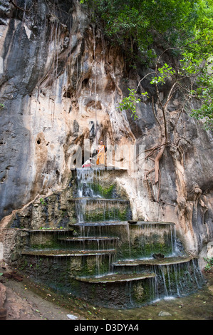 Krabi, Thailand, die Tempelanlage Wat Tham Suea spuckt Wasser aus dem Felsen Stockfoto