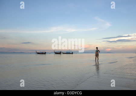 Phi Phi Island, Thailand, eine Frau in einem Bikini, genießen den Abend am Strand Stockfoto