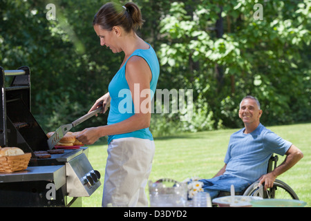 Menschen mit Querschnittlähmung im Rollstuhl Picknick mit seiner Frau Stockfoto