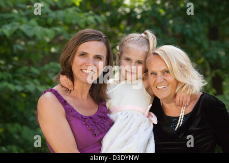 Porträt eines Mädchens mit ihrer Mutter und Großmutter Stockfoto