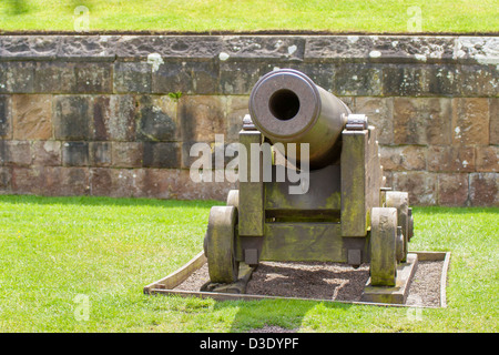 Eine Canon bei Alnwick Castle, Northumberland, England, UK. Stockfoto
