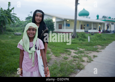 Koh Klong Soonsiri, Thailand, muslimische Mädchen stehen außerhalb der Moschee Stockfoto