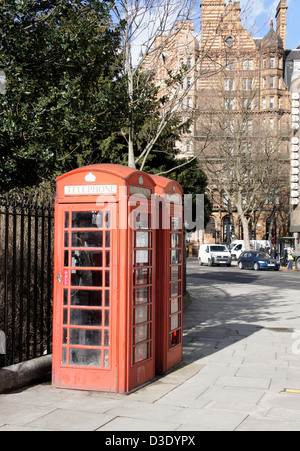 Zwei rote Telefonzellen in Russell Square, London, England Stockfoto