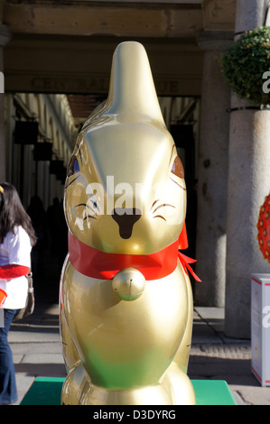 A gold Lindt Häschen an die große Eiersuche, Covent Garden, London, England Stockfoto