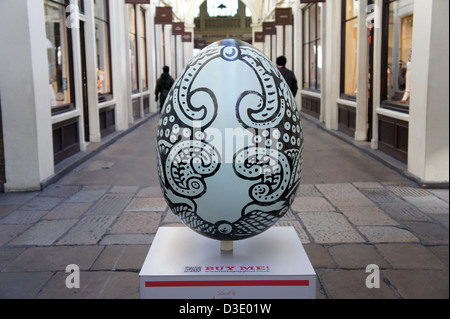 Riese dekoriert Osterei auf die große Eiersuche im Covent Garden, London, England. Stockfoto