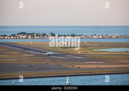 Flugzeug am Flughafen Logan, Dampfboot, Boston, Massachusetts, USA Stockfoto