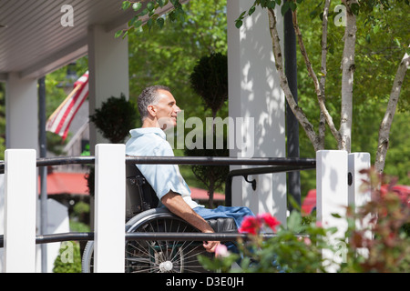 Menschen mit Querschnittlähmung im Rollstuhl am oberen Rand eine zugängliche Rampe Stockfoto