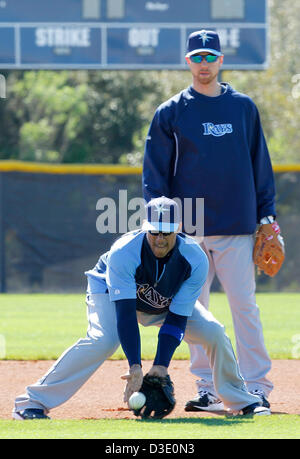 17. Februar 2013 - St. Petersburg, Florida, US - JAMES BORCHUCK |   Zeiten. Yunel Escobar Felder Grounders mit Ben Zobrist Sonntagmorgen um die Strahlen Frühling Schulungseinrichtung in Port Charlotte, FL. (Credit-Bild: © James Borchuck/Tampa Bay Times/ZUMAPRESS.com) Stockfoto