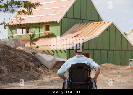 Menschen mit Querschnittlähmung im Rollstuhl sucht in seinem neuen zugänglich Haus im Bau Stockfoto