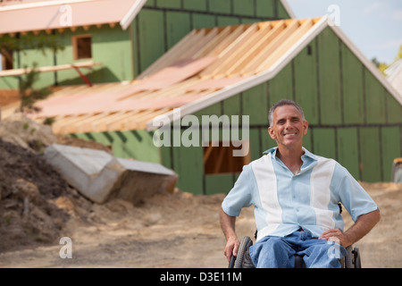 Menschen mit Querschnittlähmung im Rollstuhl in seinem neuen zugänglich Haus im Bau Stockfoto