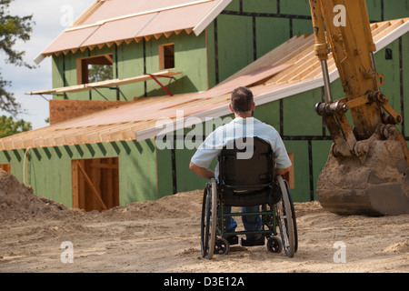 Menschen mit Querschnittlähmung im Rollstuhl in seinem neuen zugänglich Haus im Bau Stockfoto