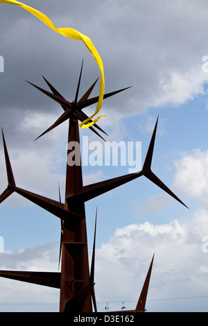 Blick auf das abstrakte Spitzen Eisen Struktur Monument im Parque Das Nacoes, Lissabon, Portugal. Stockfoto