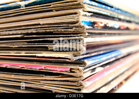 Stapel von Vinyl-Schallplatten in aus Papier Stockfoto