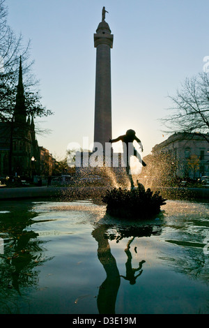 Washington Monument of Charles Street Baltimore Maryland und Brunnen, erste Denkmal in USA, George Washington zu Ehren Stockfoto