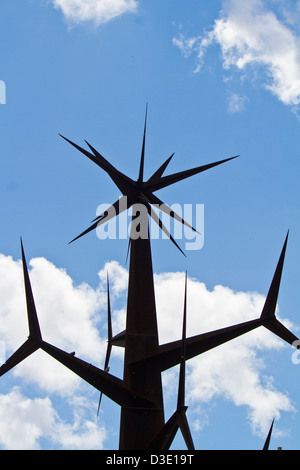 Blick auf das abstrakte Spitzen Eisen Struktur Monument im Parque Das Nacoes, Lissabon, Portugal. Stockfoto