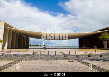 Die seltsam abstrakte Zement Denkmal Strukturansicht im Parque Das Nacoes Bereich in Lissabon, Portugal Stockfoto