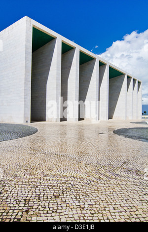 Die seltsam abstrakte Zement Denkmal Strukturansicht im Parque Das Nacoes Bereich in Lissabon, Portugal Stockfoto