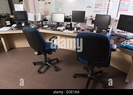 PC-Arbeitsplätze im Tiefbau-Kontrollzentrum Stockfoto