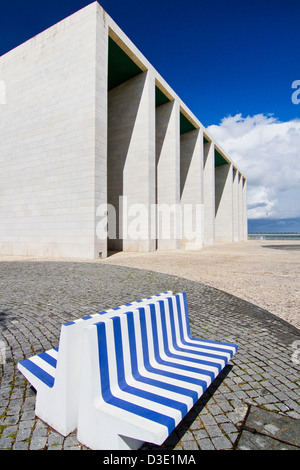 Die seltsam abstrakte Zement Denkmal Strukturansicht im Parque Das Nacoes Bereich in Lissabon, Portugal Stockfoto